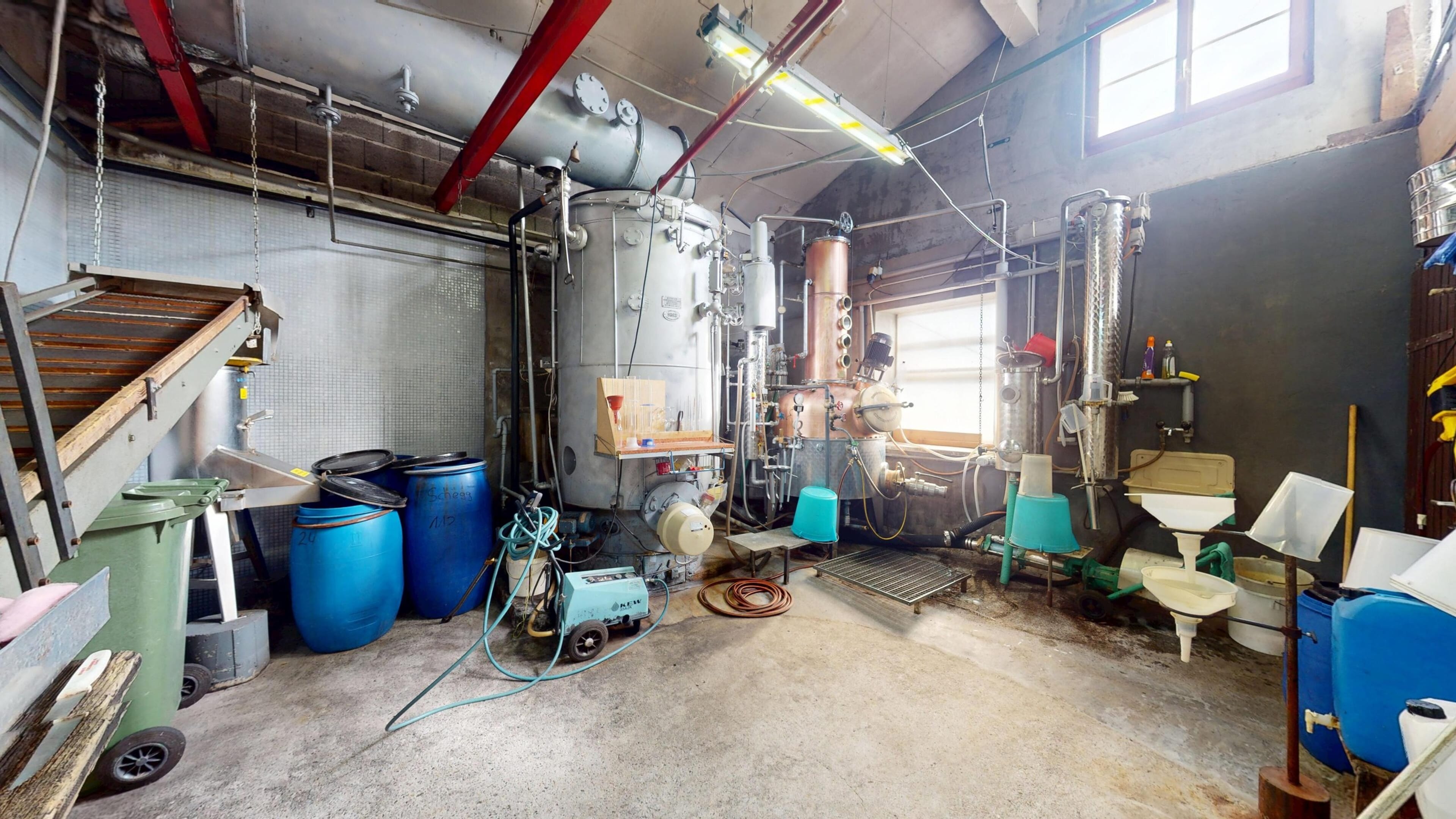 Gewerbeliegenschaft mit voll eingerichteter Brennerei und Ausbaupotenzial für eine grosszügige 5½-Zimmer-Wohnung - 2