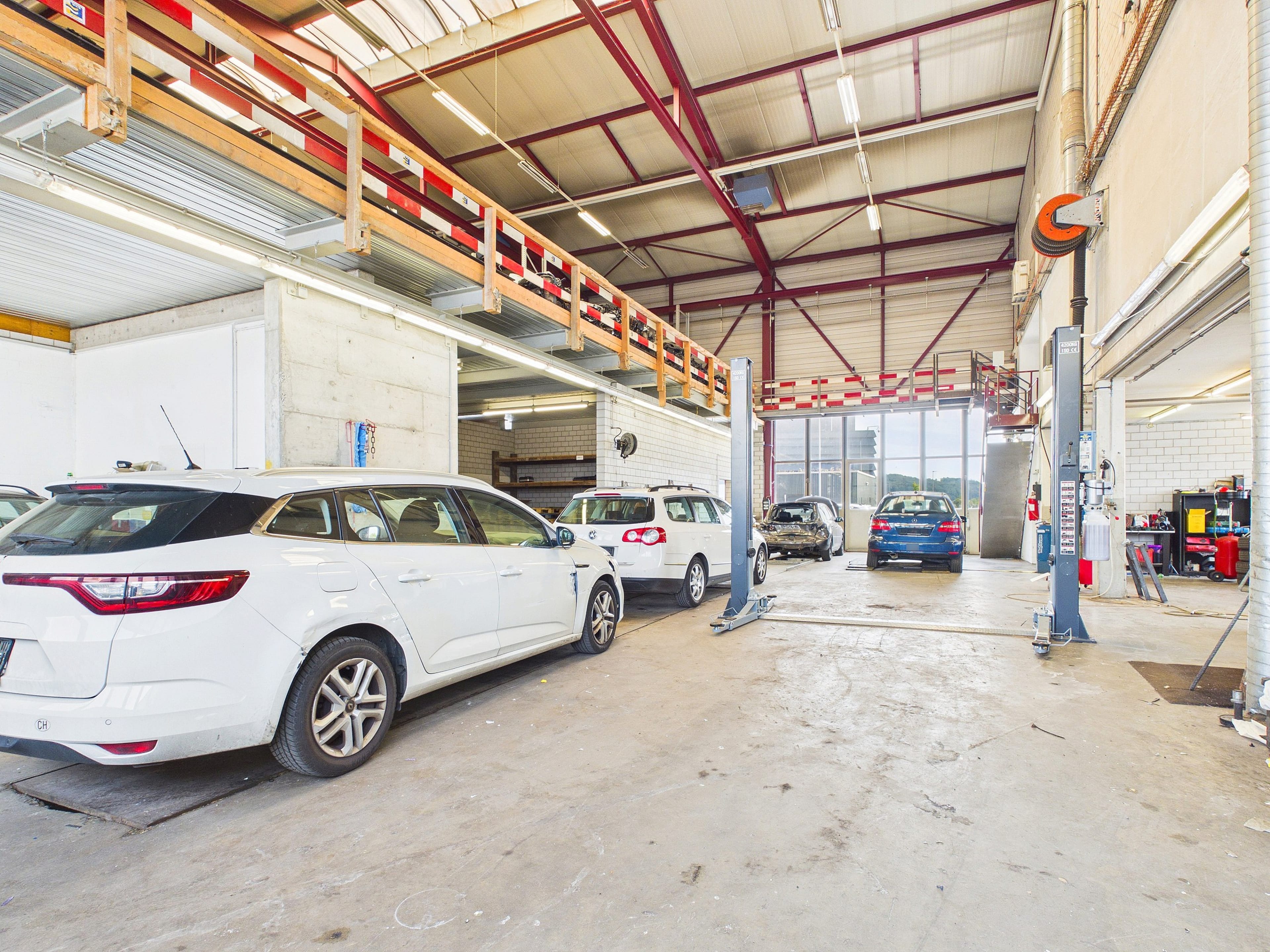 Halle mit 4 Räumen (ca. 350 m²) – ideal als Garage/Werkstatt in Rafz - 2