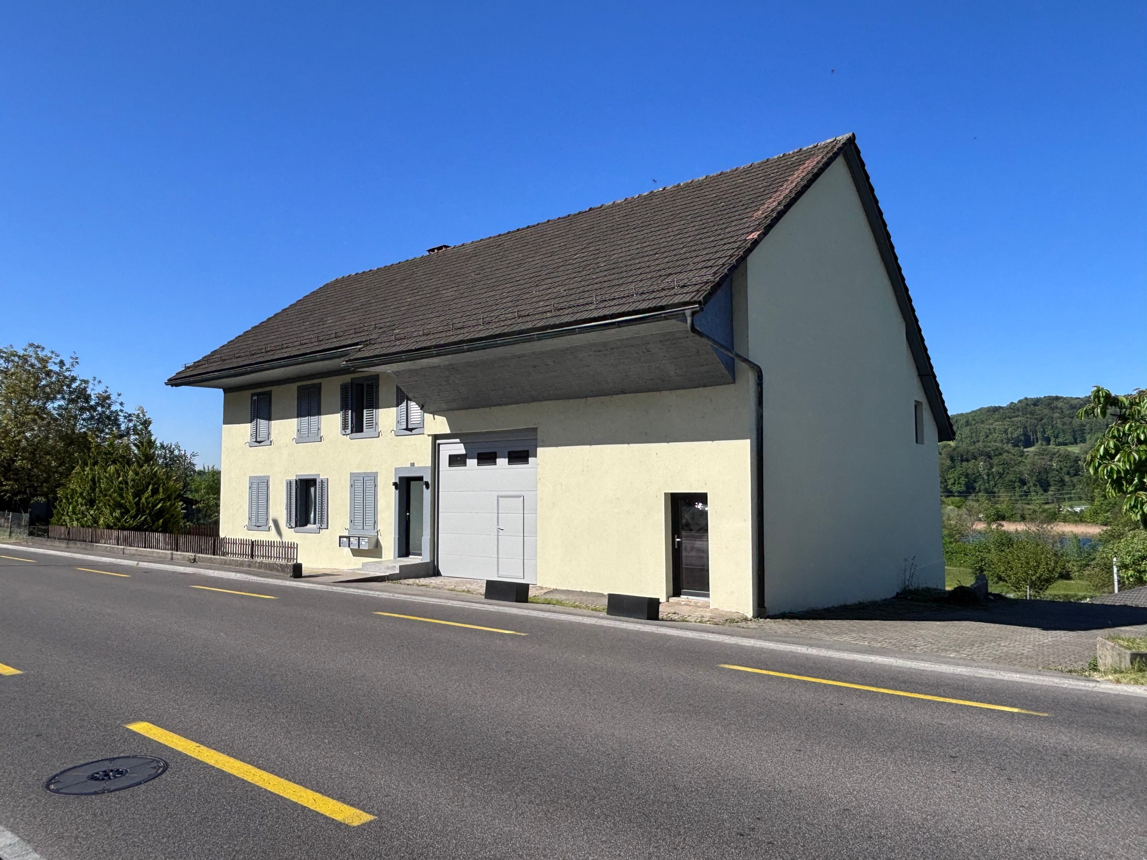 Mehrfamilienhaus mit 3 Wohneinheiten und Gewerbe – frisch saniert - 3