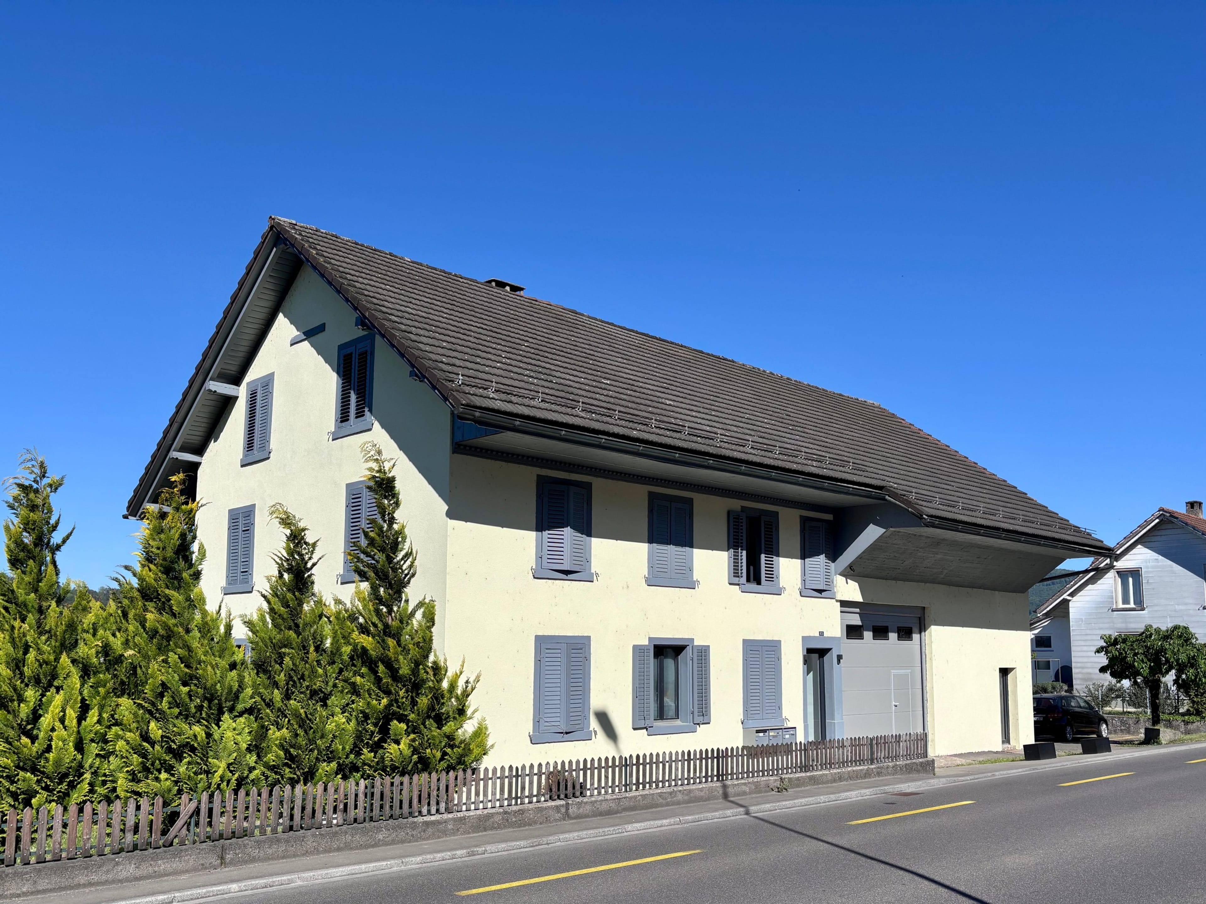 Mehrfamilienhaus mit 3 Wohneinheiten und Gewerbe – frisch saniert - 1