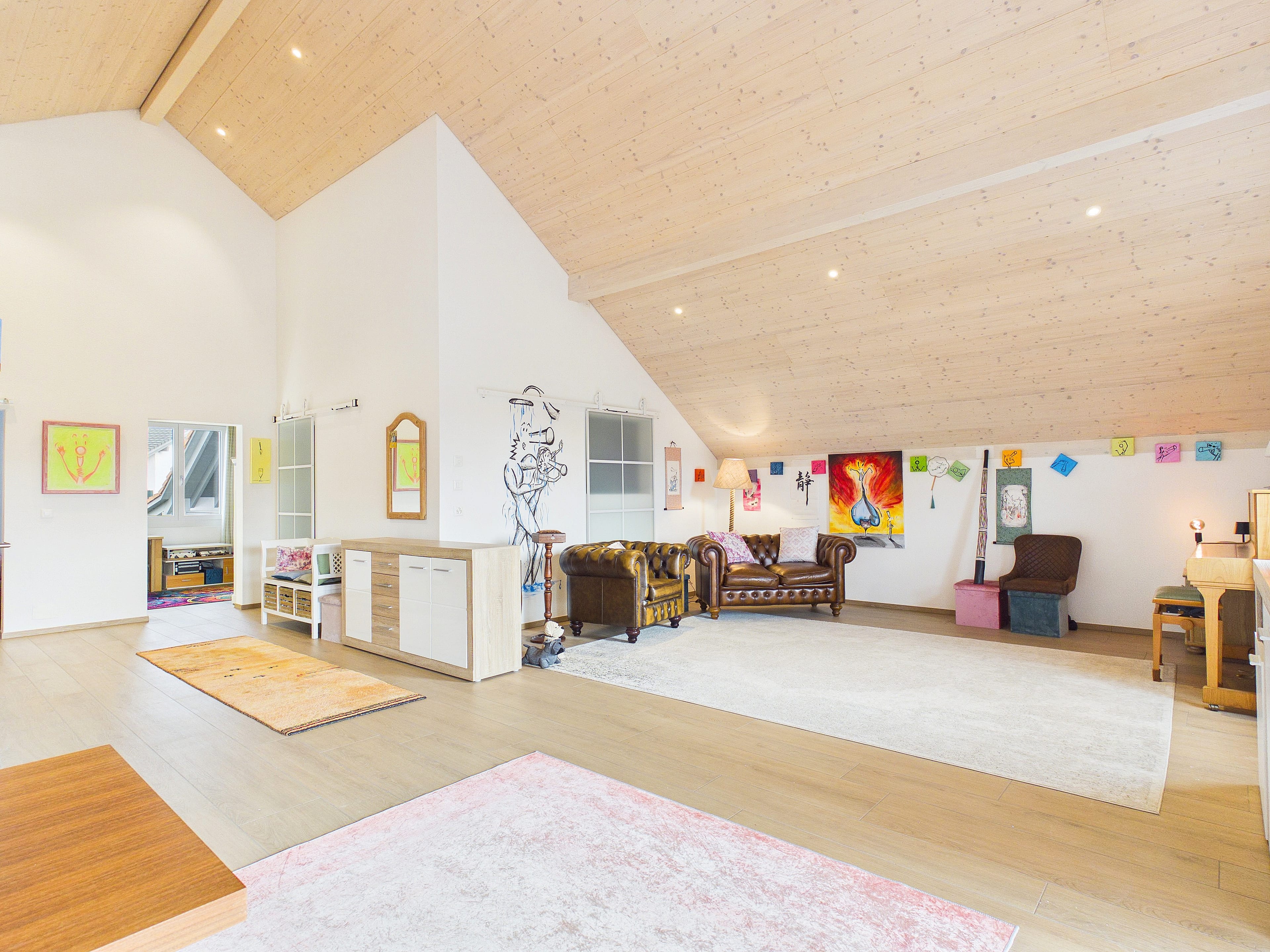 Stylische 3.5-Zimmer-Attikawohnung mit Balkon und direktem Liftzugang im Herzen von Zwingen