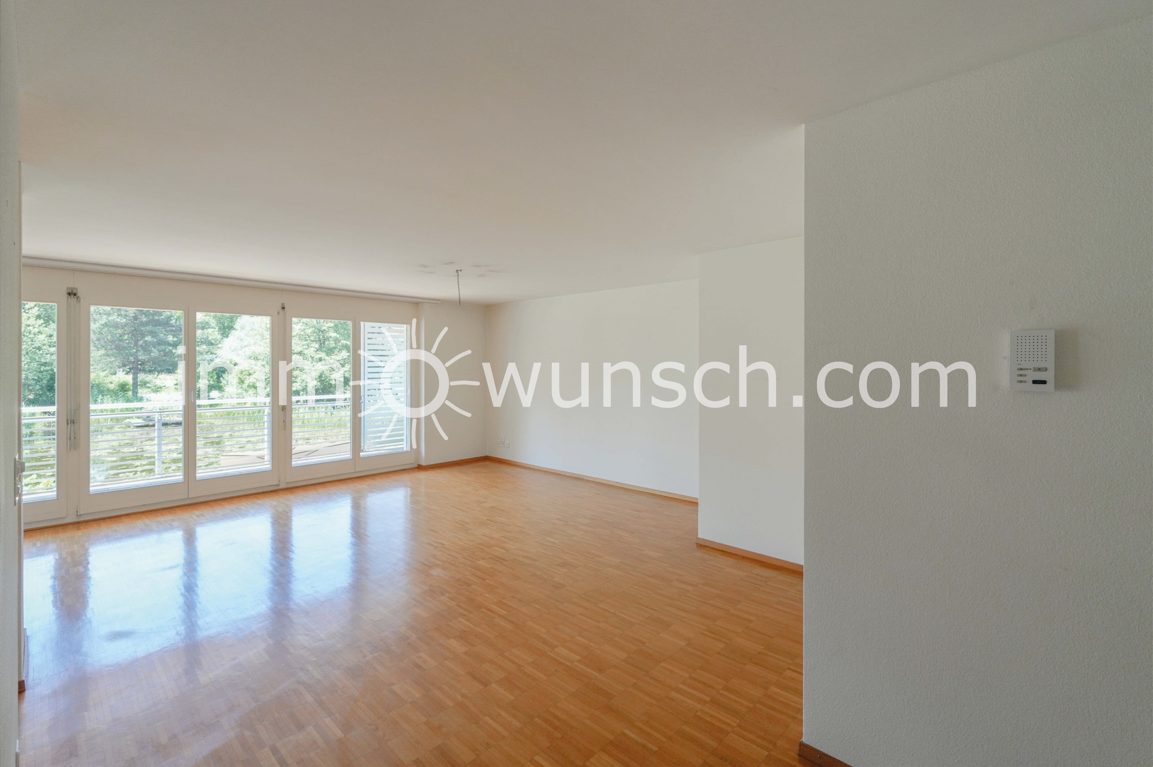 Helle, sowie grosszügige 3 ½ Zi. Eigentumswohnung, mit Hauswirtschaftsraum, gedecktem Balkon und schöner Aussicht auf den Weiher - 4