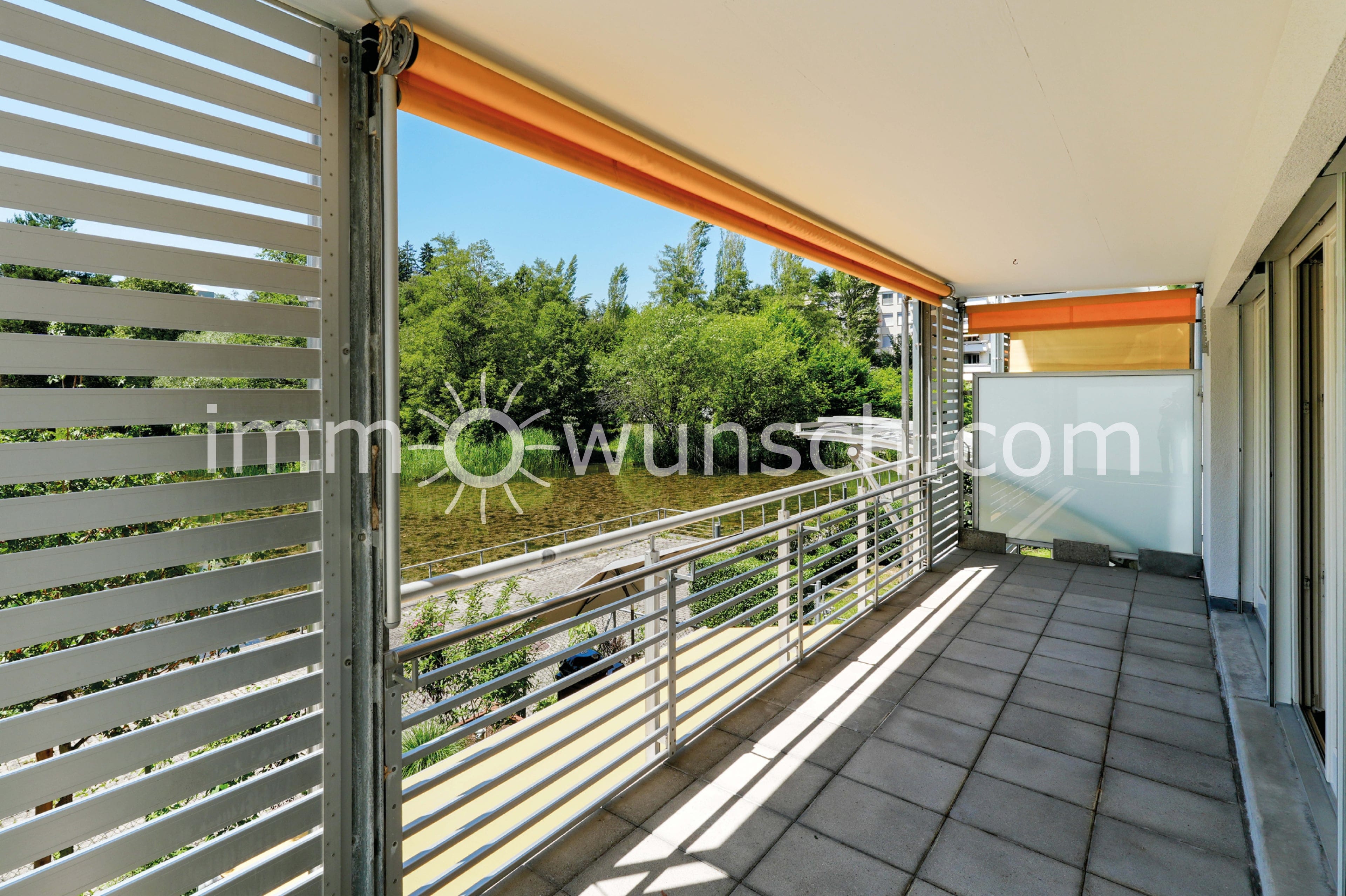 Helle, sowie grosszügige 3 ½ Zi. Eigentumswohnung, mit Hauswirtschaftsraum, gedecktem Balkon und schöner Aussicht auf den Weiher - 2
