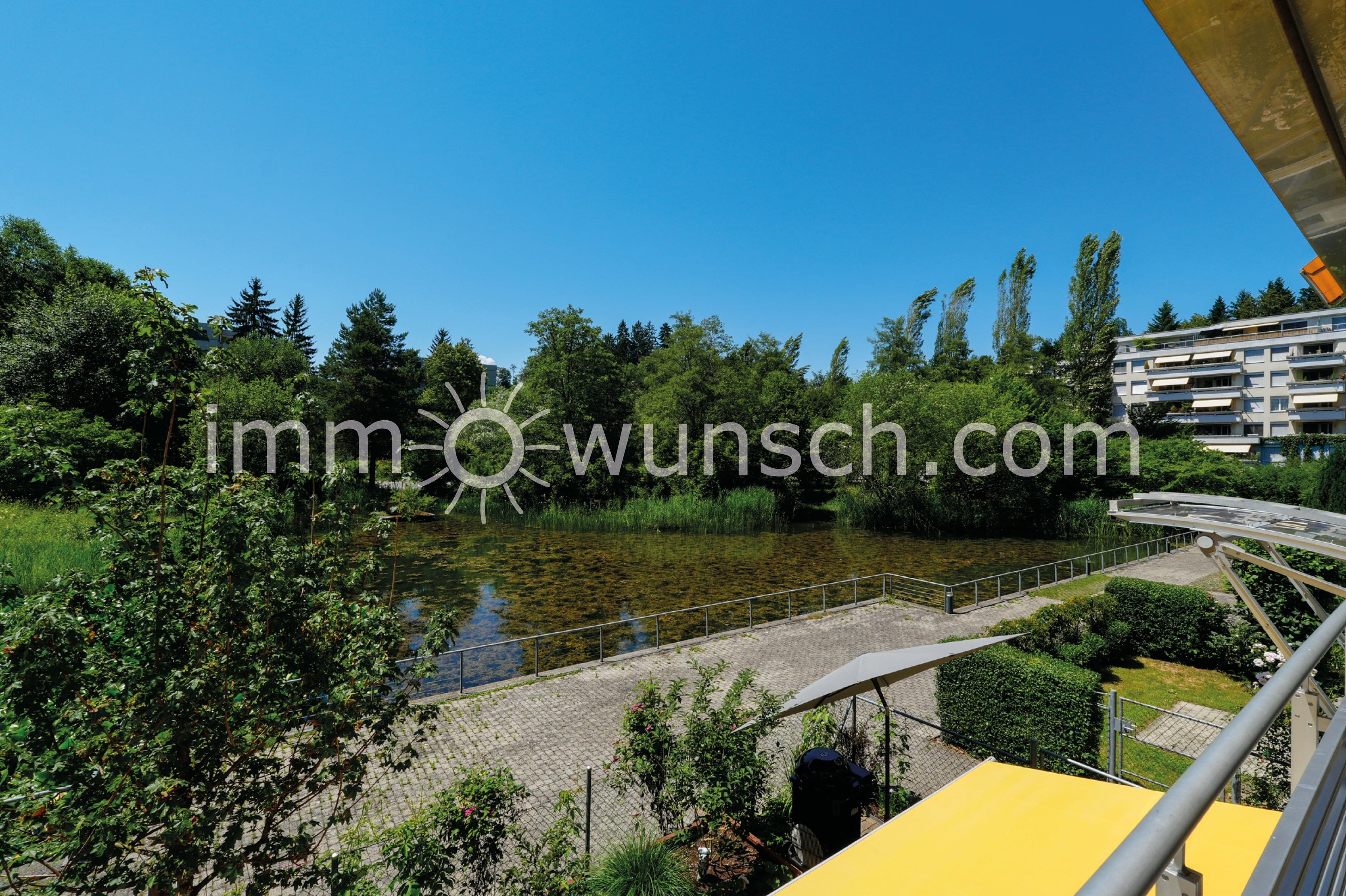 Helle, sowie grosszügige 3 ½ Zi. Eigentumswohnung, mit Hauswirtschaftsraum, gedecktem Balkon und schöner Aussicht auf den Weiher