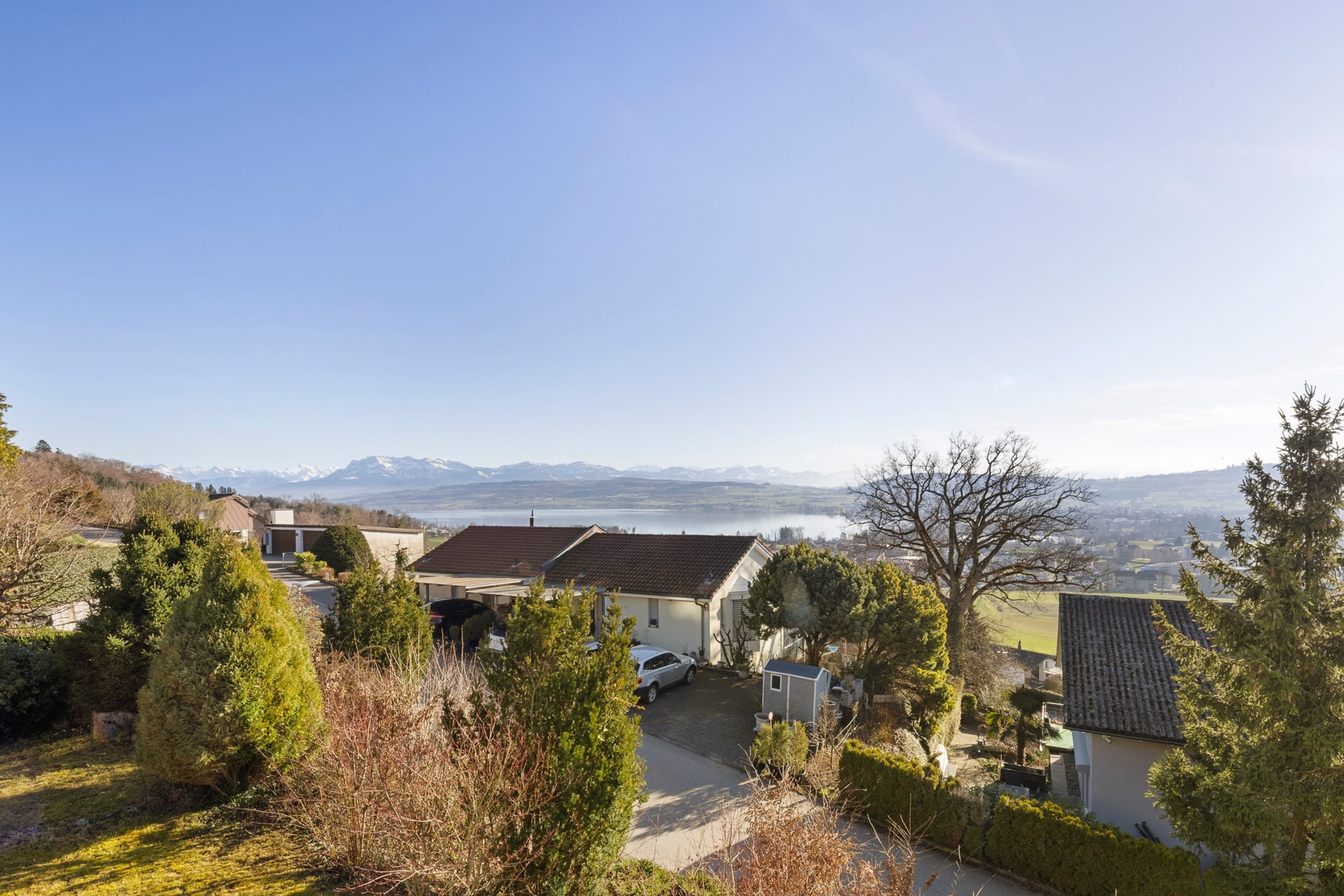 Wohnen der Extraklasse mit See- und Bergsicht sowie Hallenbad - 1