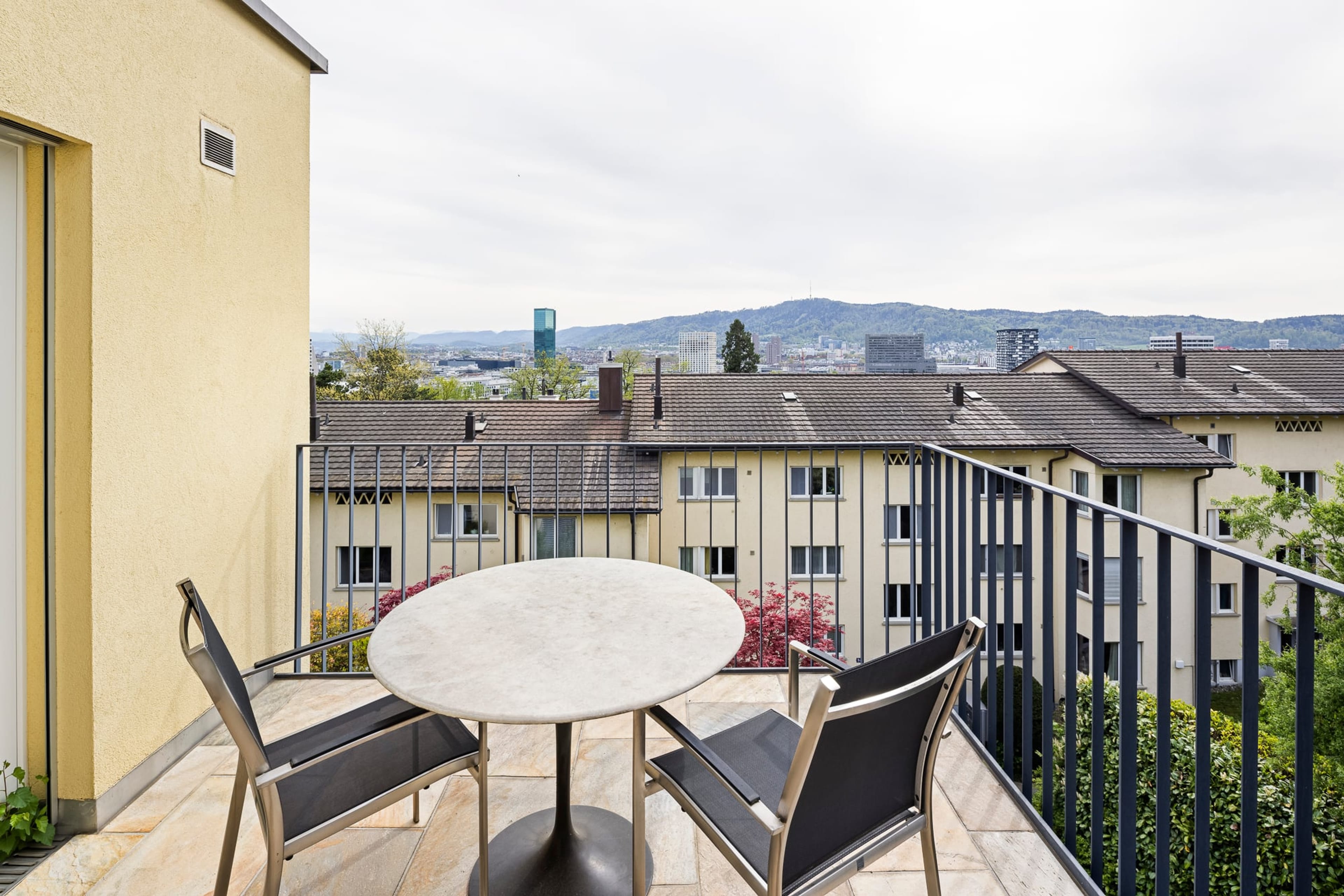 Exklusiv über den Dächern von Zürich: Privatsphäre trifft Skyline - 5