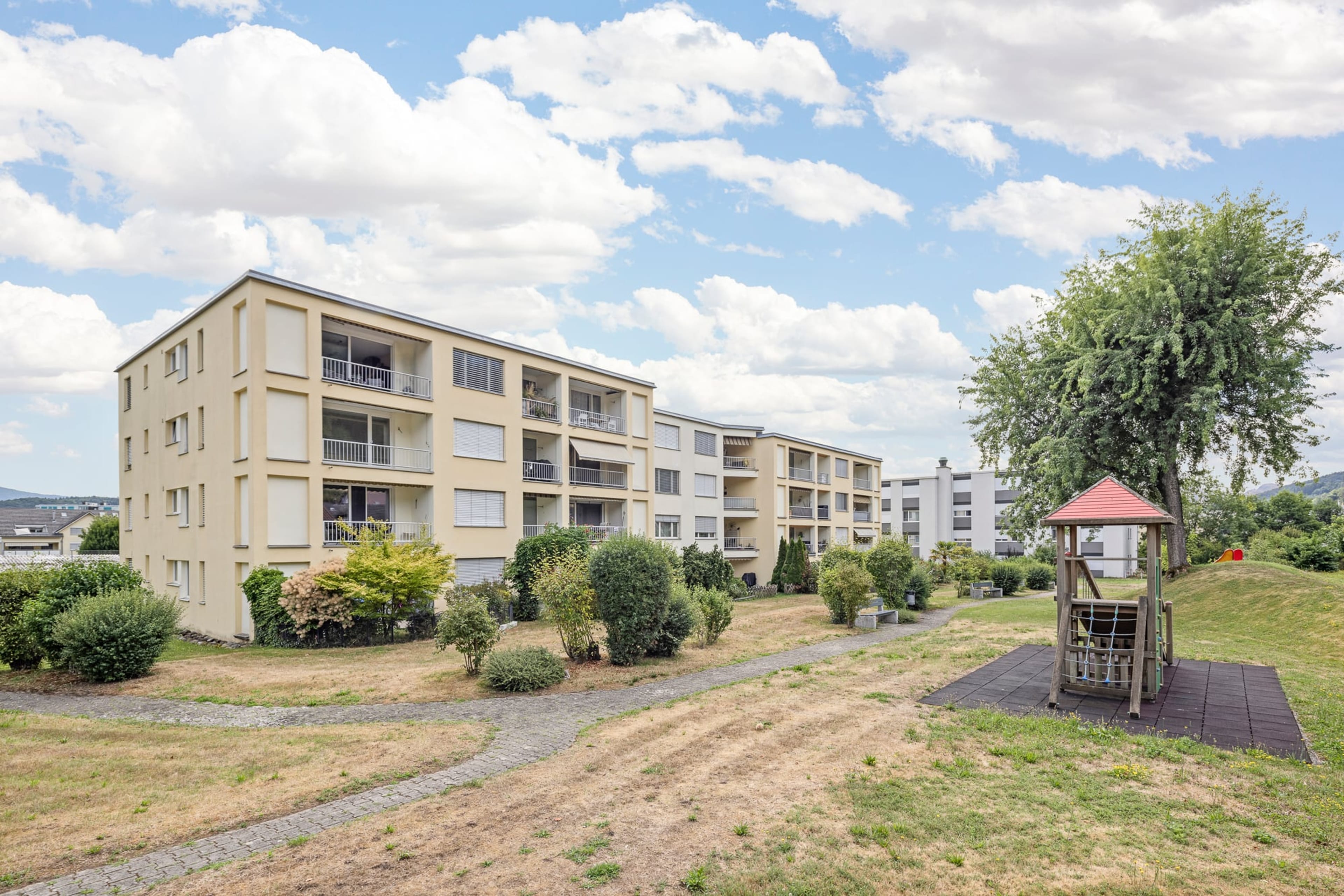 Modernes Familienbijou zuoberst mit Blick ins Grüne - 11