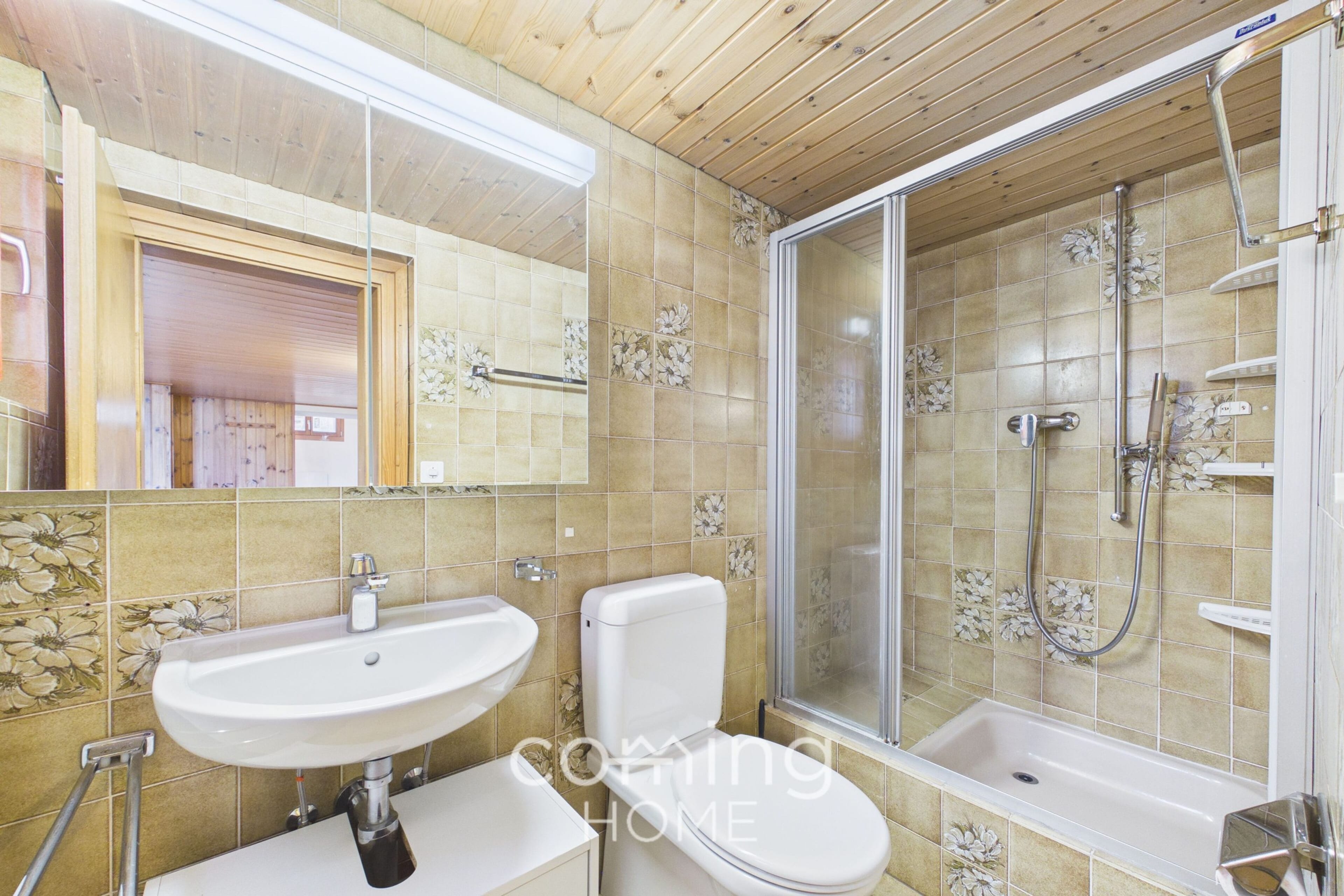 Alpines Zweifamilienhaus mit Panoramablick, Terrassen, Stall und Doppelgarage - Unterems - 11