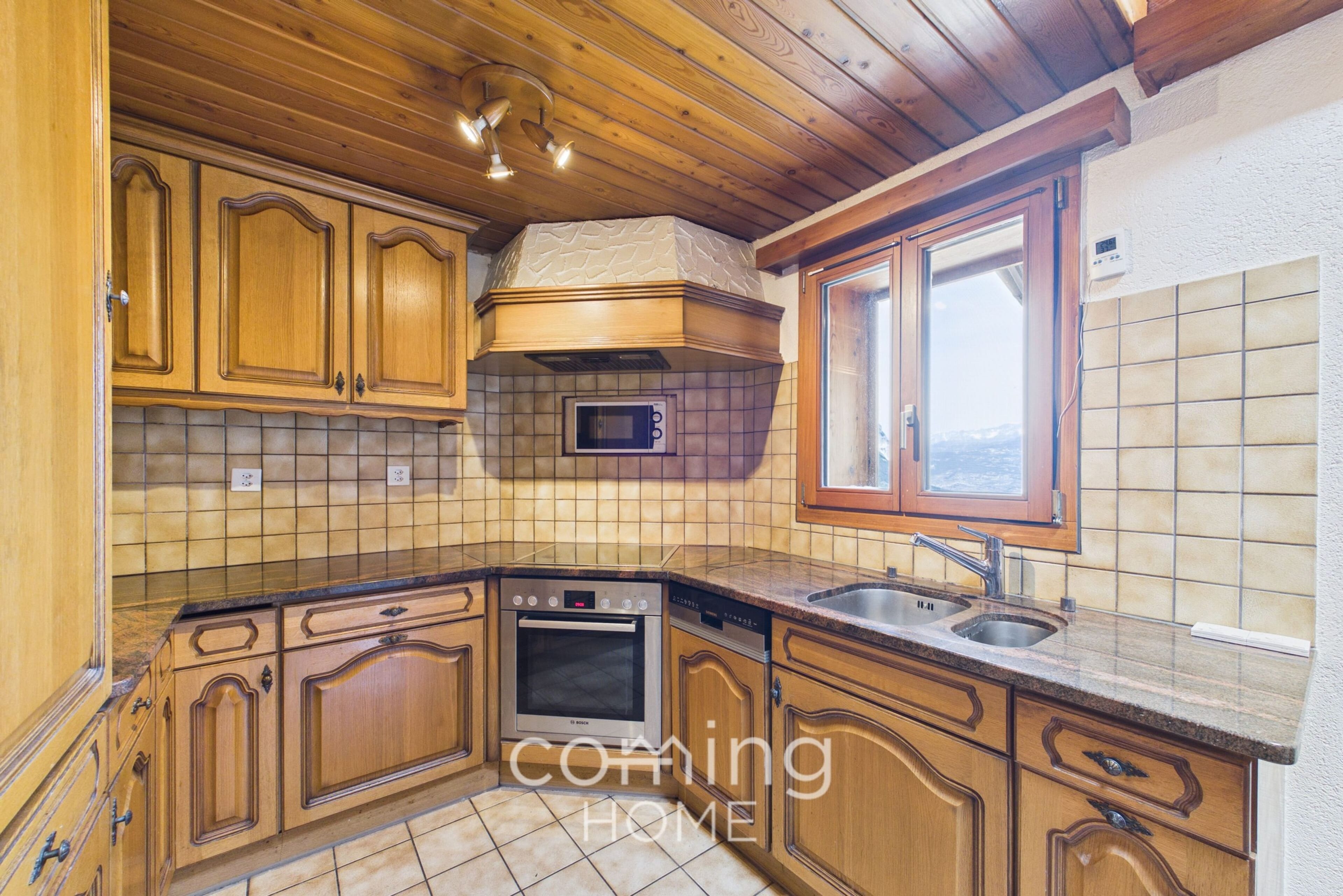 Alpines Zweifamilienhaus mit Panoramablick, Terrassen, Stall und Doppelgarage - Unterems - 4