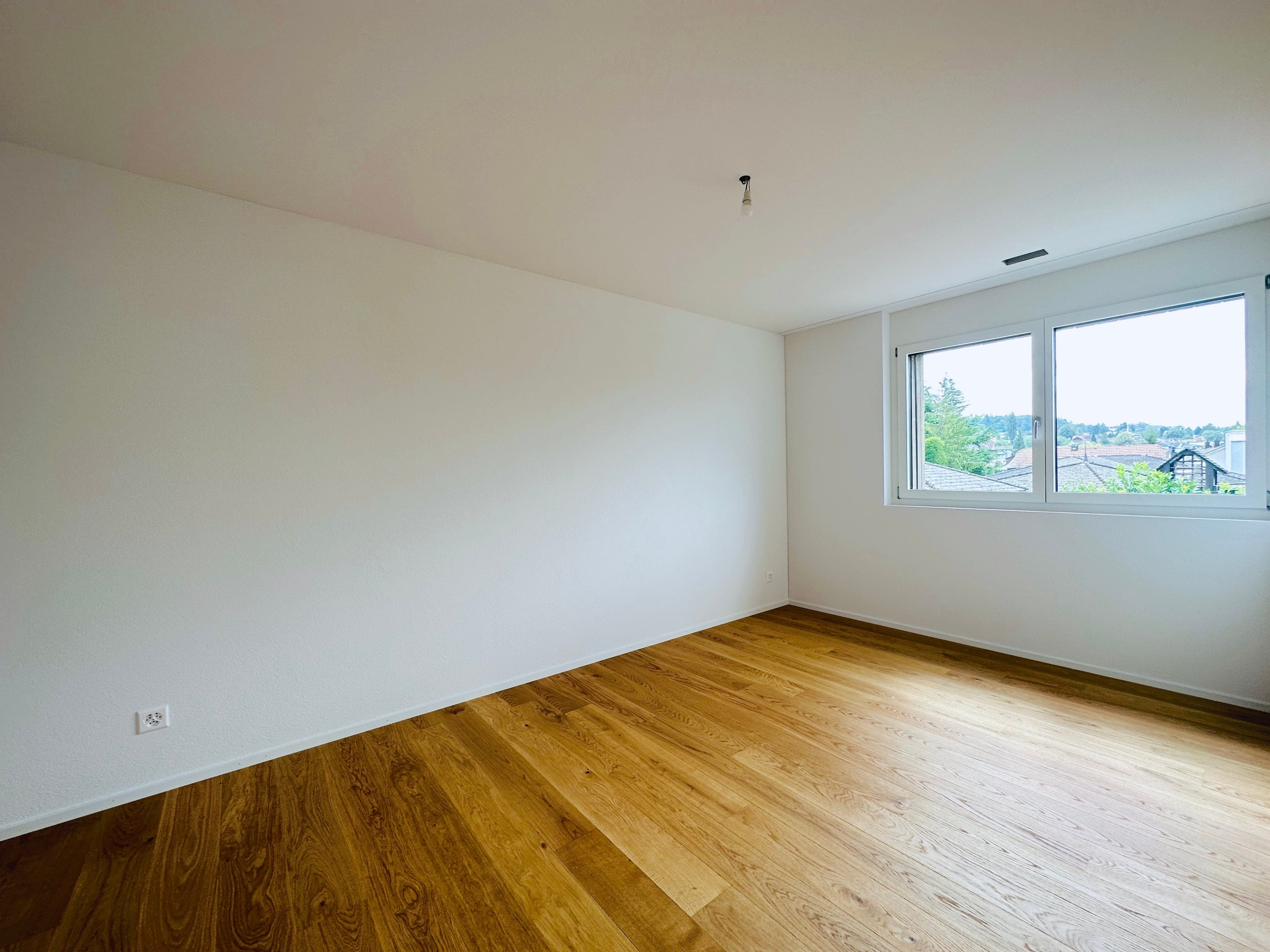 GEDECKTER BALKON MIT WEITBLICK INS GRÜNE - 14