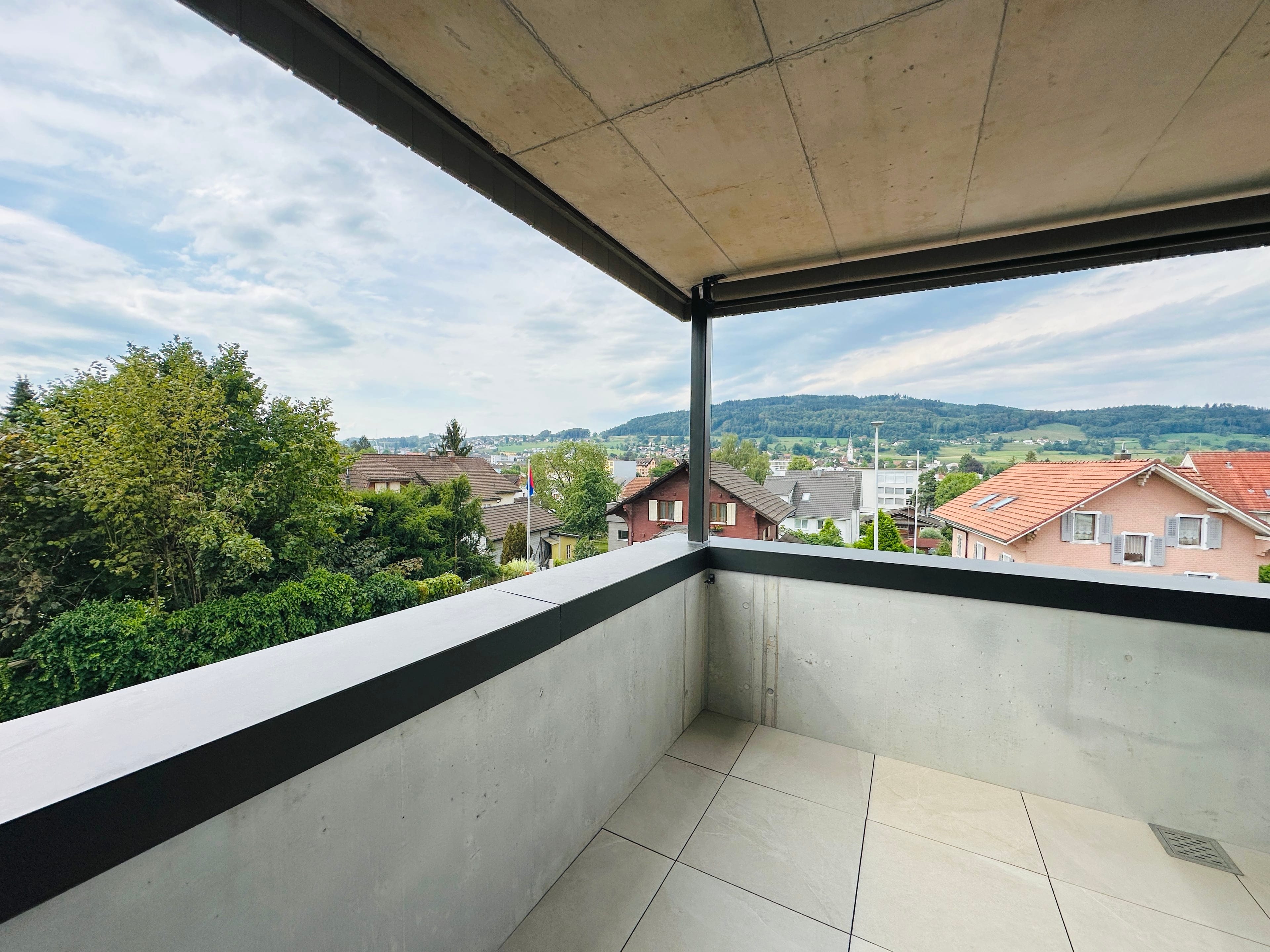 GEDECKTER BALKON MIT WEITBLICK INS GRÜNE - 16