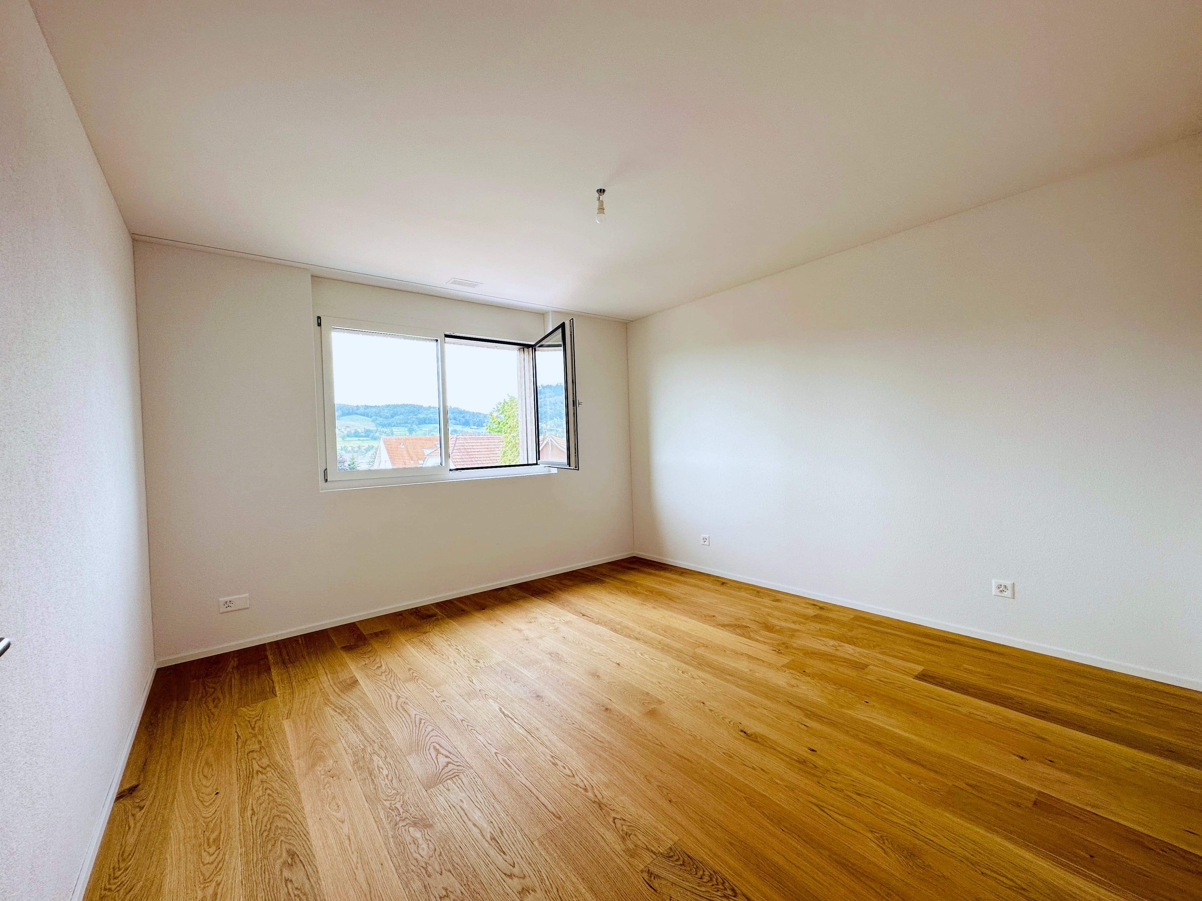 GEDECKTER BALKON MIT WEITBLICK INS GRÜNE - 15