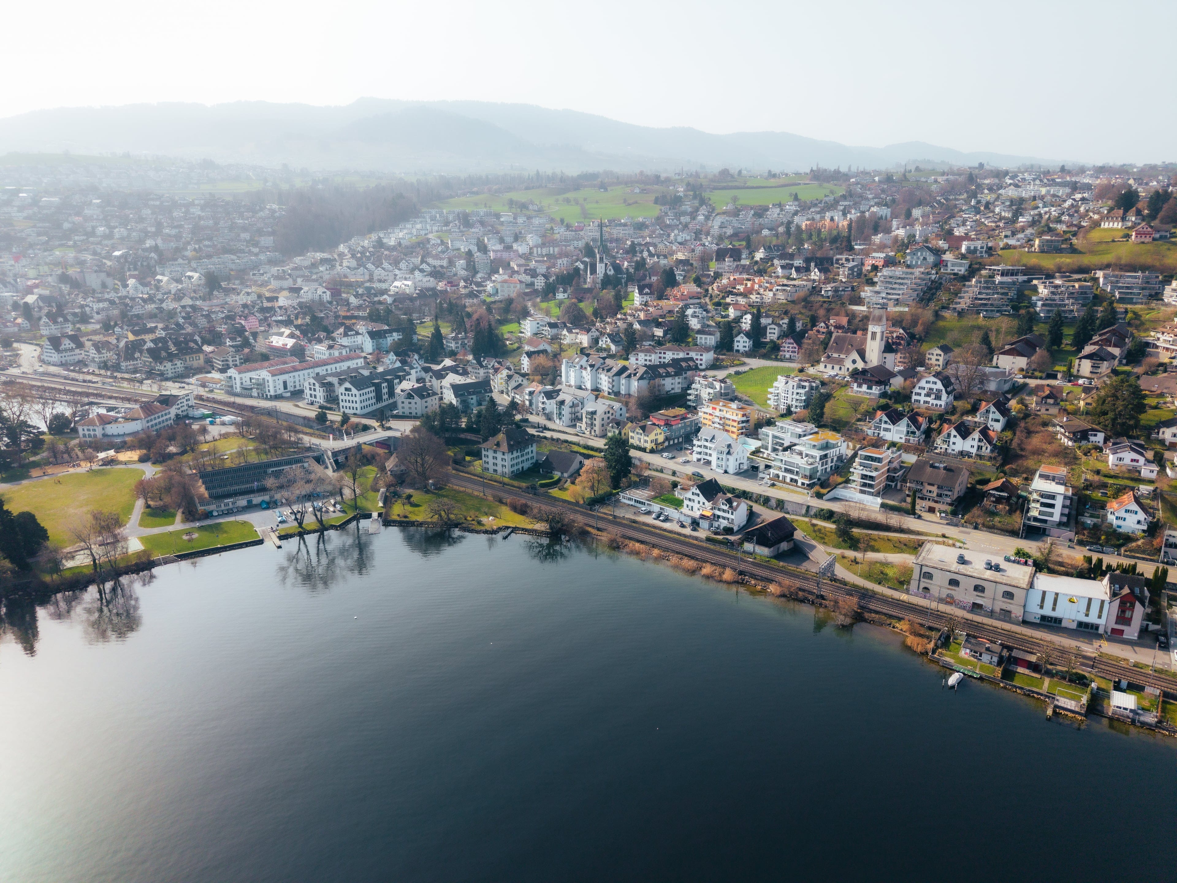 Historisches MFH mit 3 Einheiten und privatem Seepark mit EFH in Richterswil