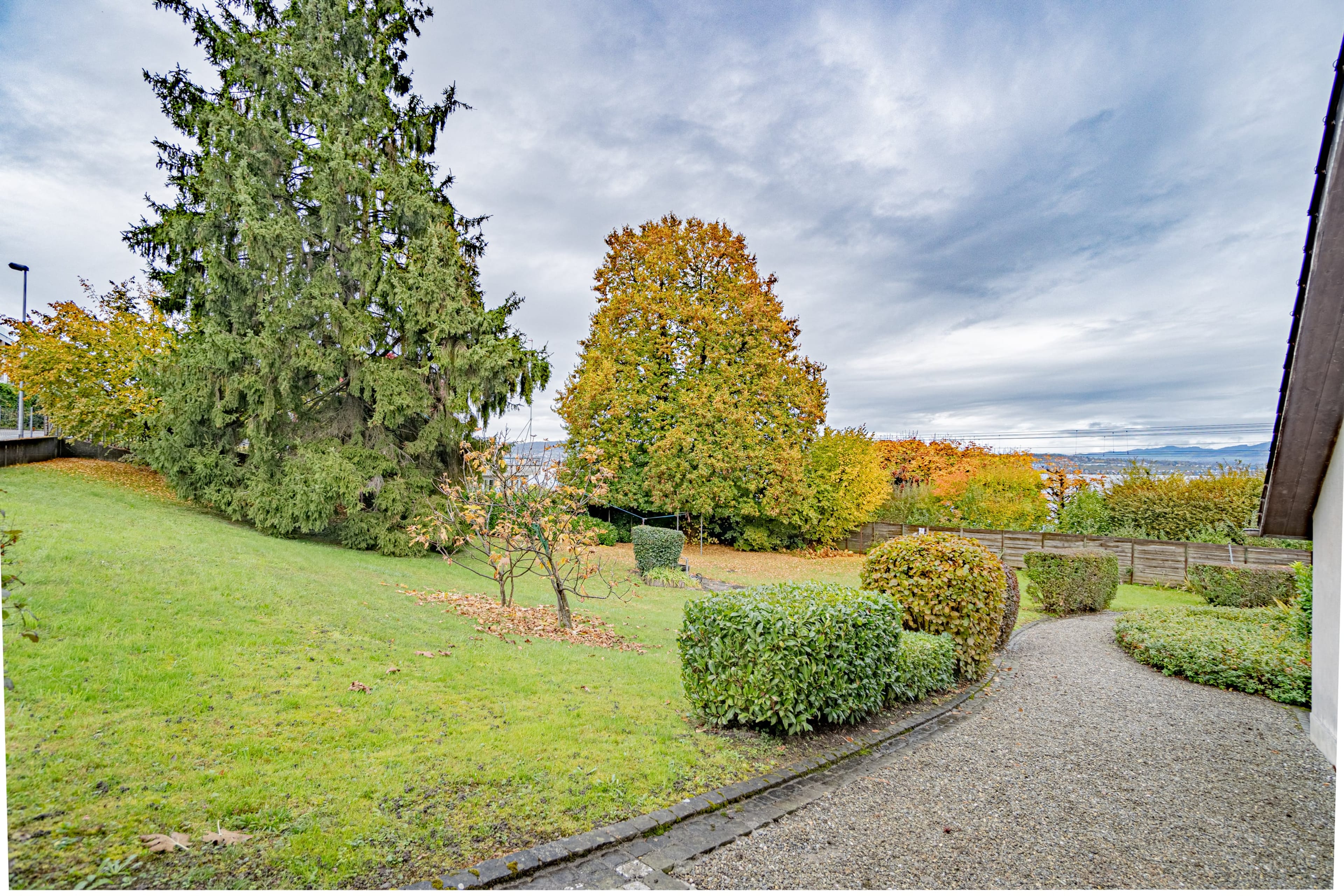 Historisches MFH mit 3 Einheiten und privatem Seepark mit EFH in Richterswil - 8