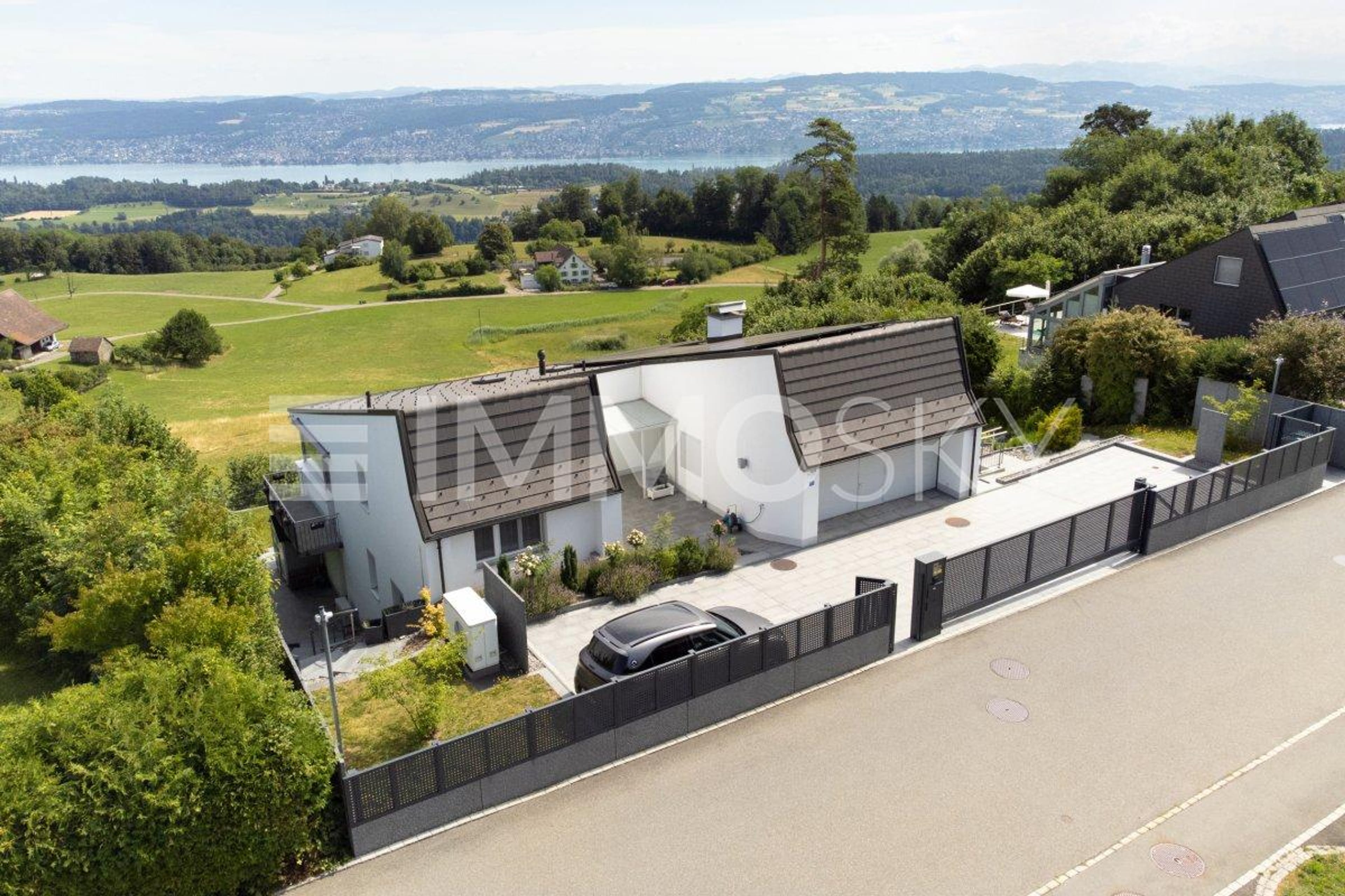 Über den Dächern  Edles Wohnen mit Blick auf den Zürichsee