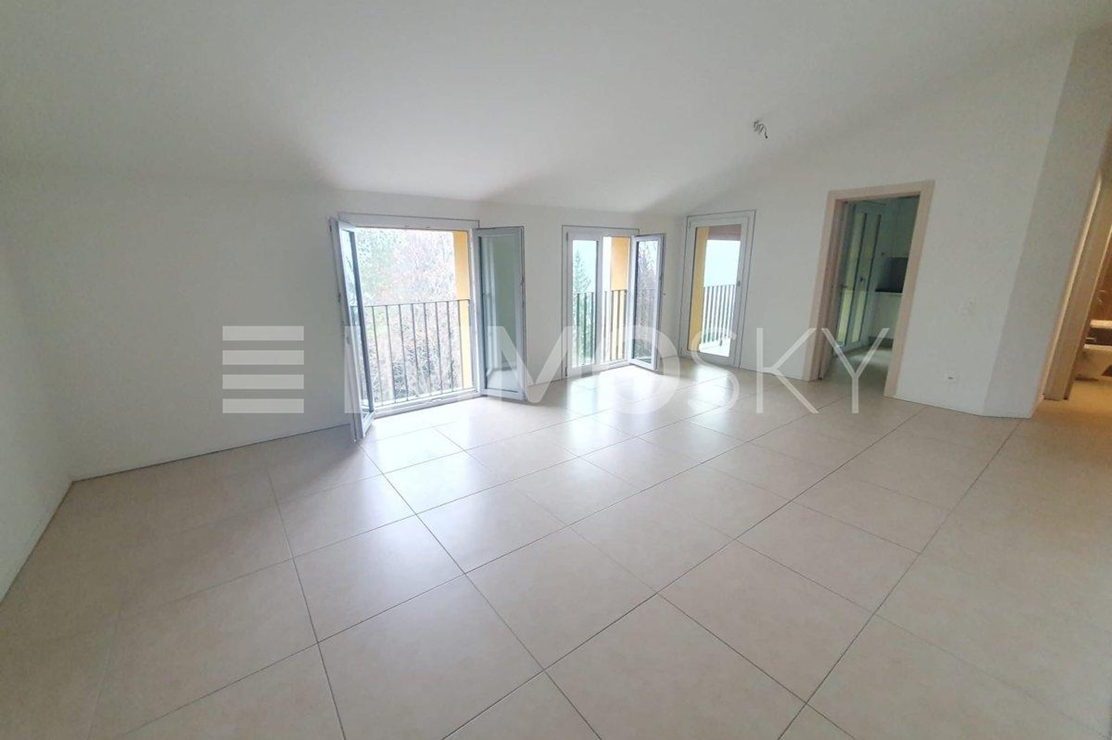 Elegante appartamento con balcone panoramico  Bruzella - Bild 1