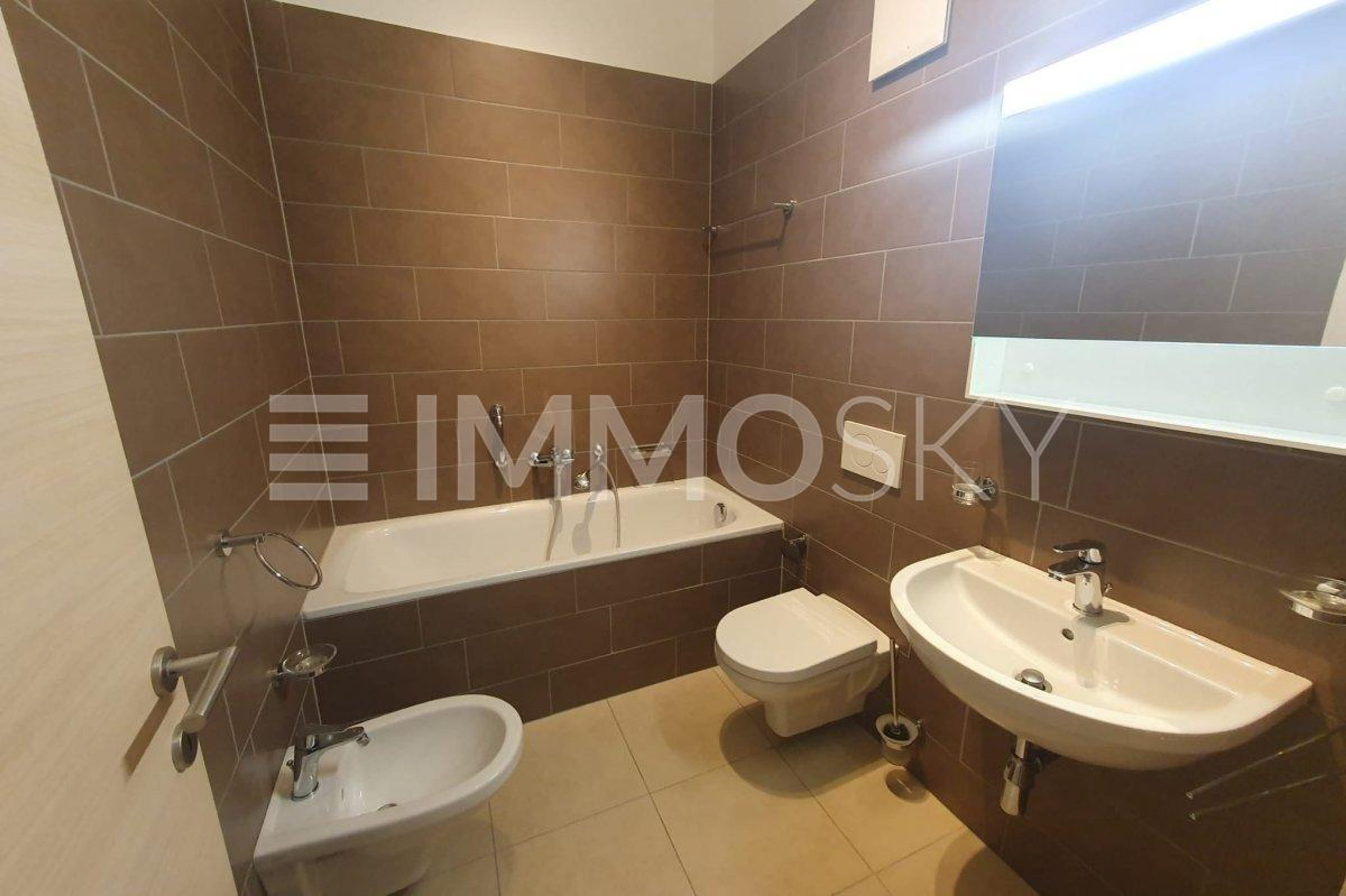 Elegante appartamento con balcone panoramico  Bruzella - Bild 3