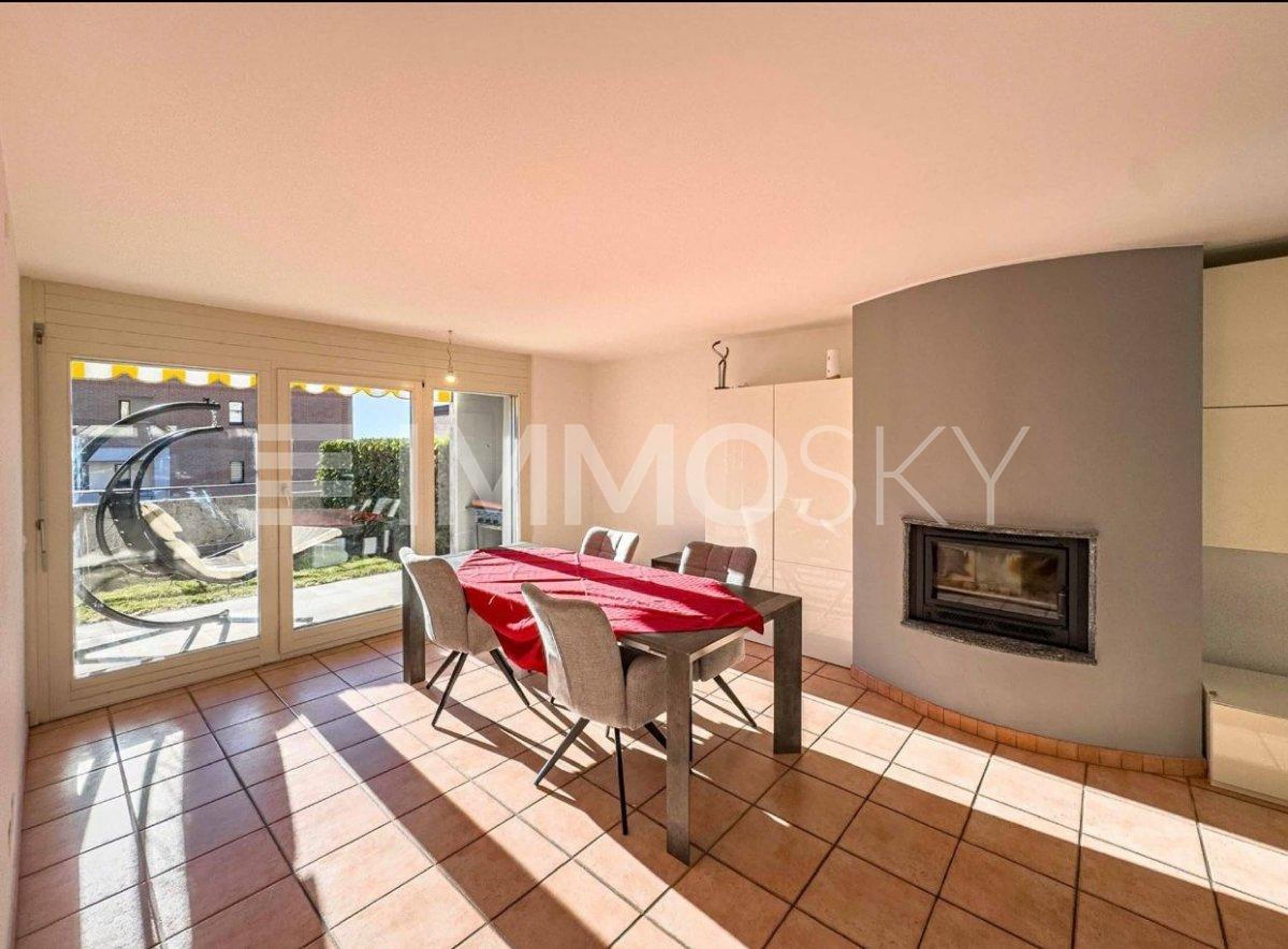 Elegante casa ad Arzo, a due passi dal confine italiano - Bild 2