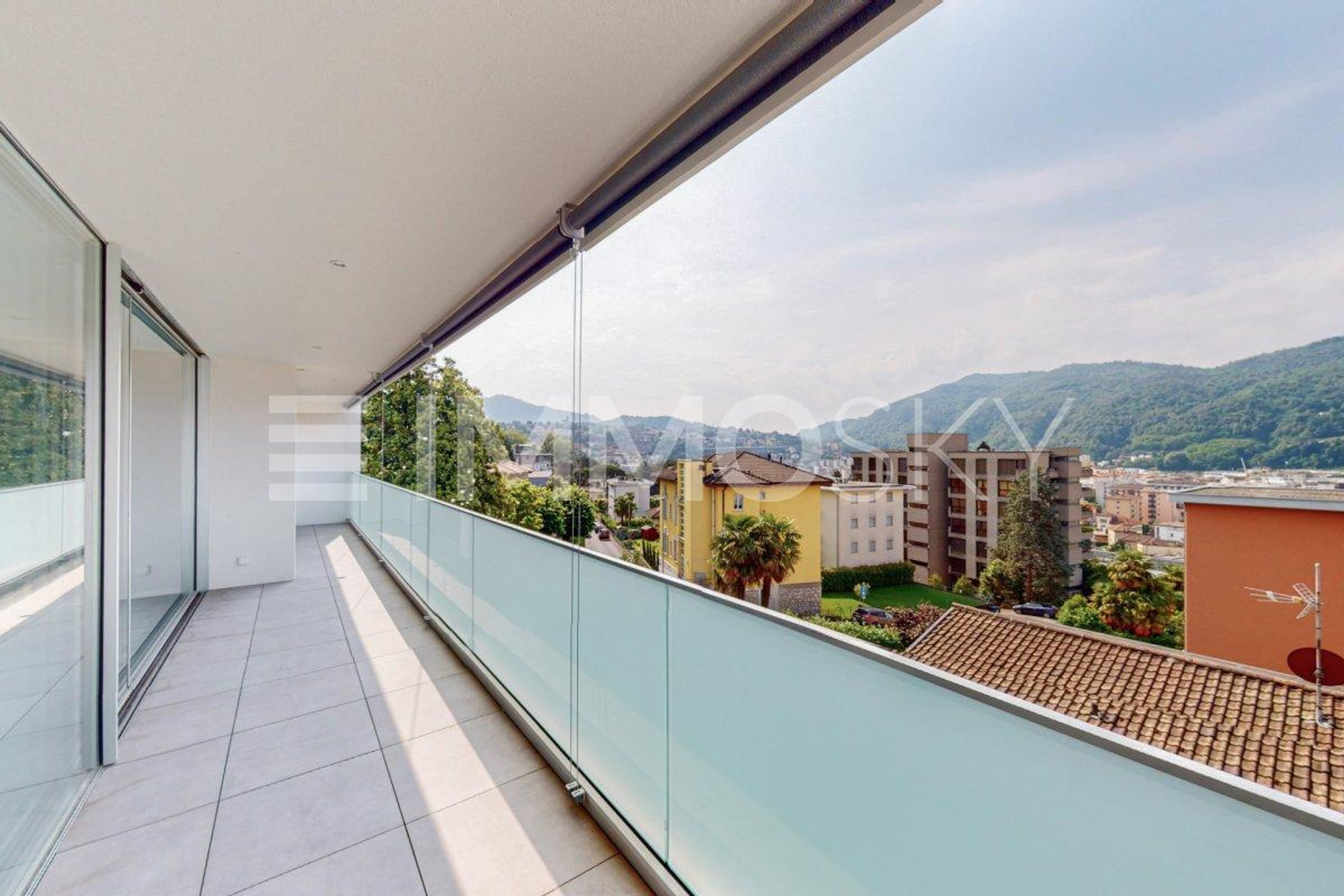 Attico con vista luminoso e confortevole in palazzina nuova - Bild 1
