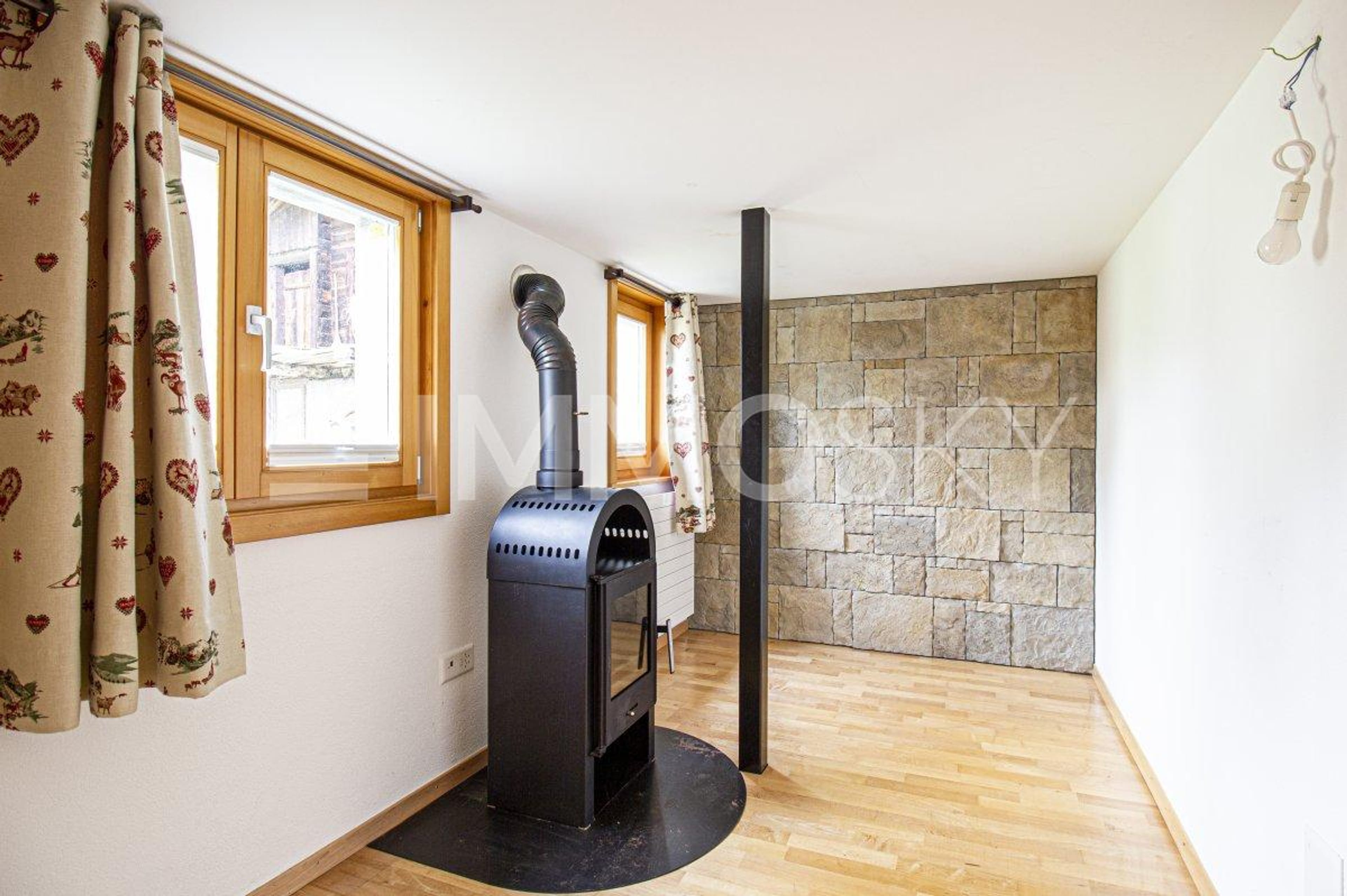 VIRTUAL TOUR : 4,5-Zimmer-Wohnung in einem Zweifamilienhaus - Bild 4