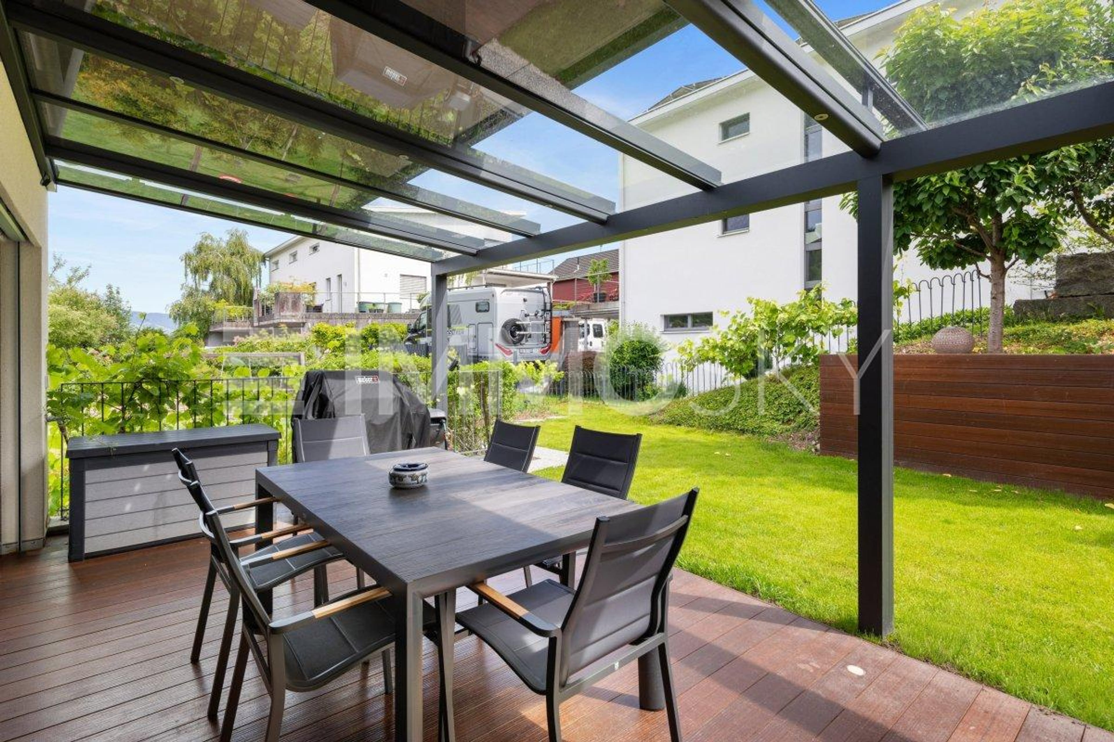 Modernes Raumwunder mit Garten - 2