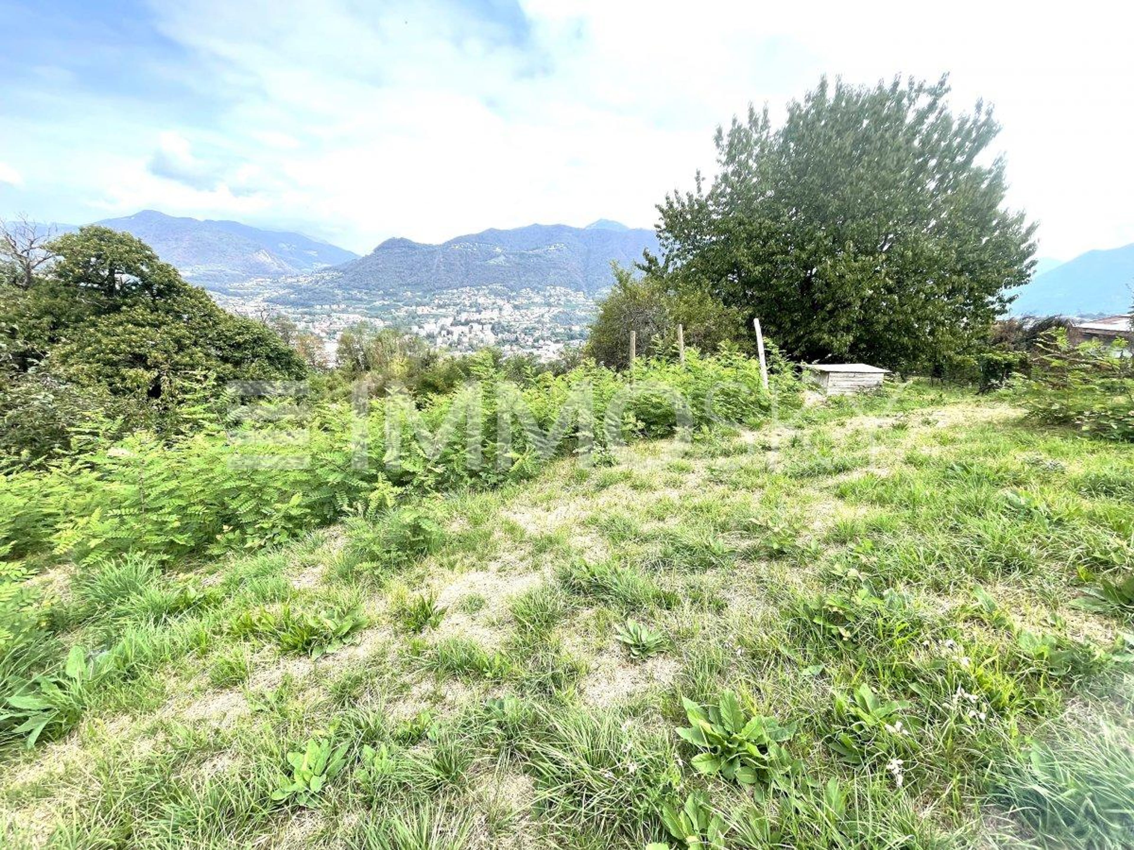 Grande particella RE3 in zona residenziale estensiva - Bild 1
