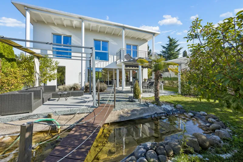 Teich, Steg & Palme: Familienhaus mit Ferien-Garten in Menziken