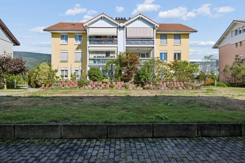 4.5-Zimmer-Wohnung mit Cheminée und drei Parkplätzen